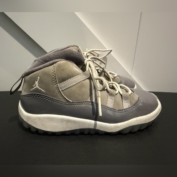 Jordan Kids Sneakers in Gray and White